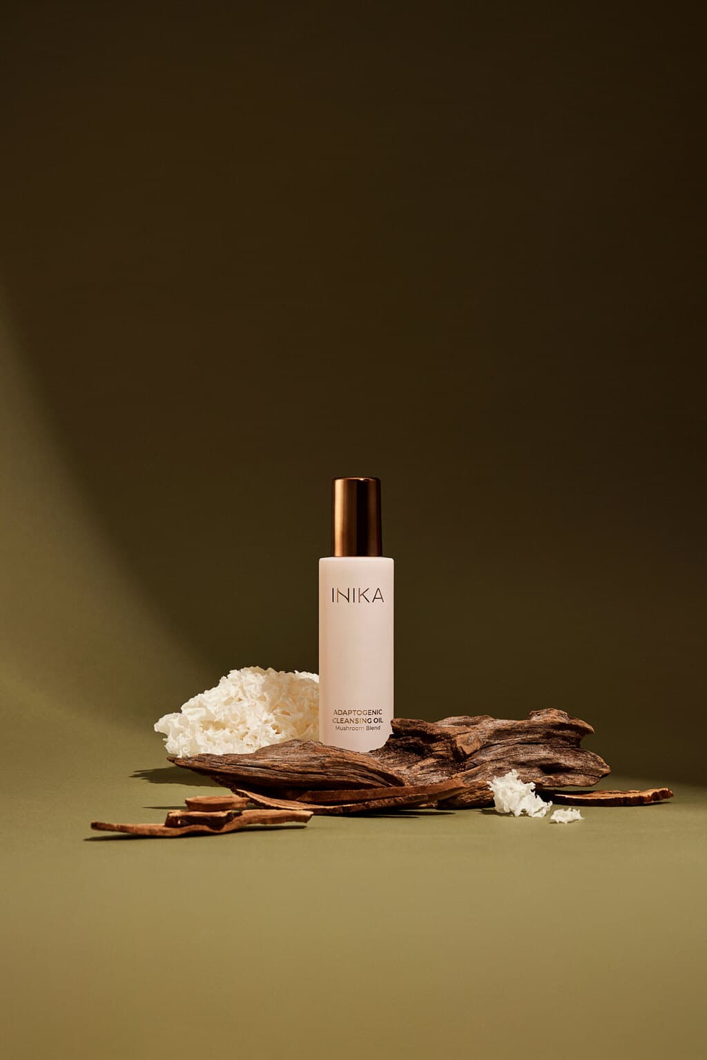 Shikoni Brendën duke hequr makijazhin e saj të plotë glam të Ballit Dyvjeçar në vetëm 2 hapa: pastrues vaji INIKA Organic + eksfoliues RAWW. Pastrim i dyfishtë për një rutinë të shpejtë mbrëmjeje.