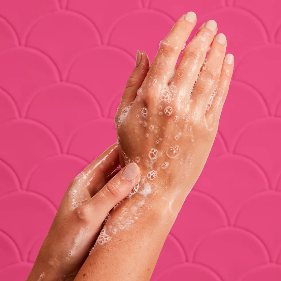RW Nourishing Gel Cleanser Lifestyle 03